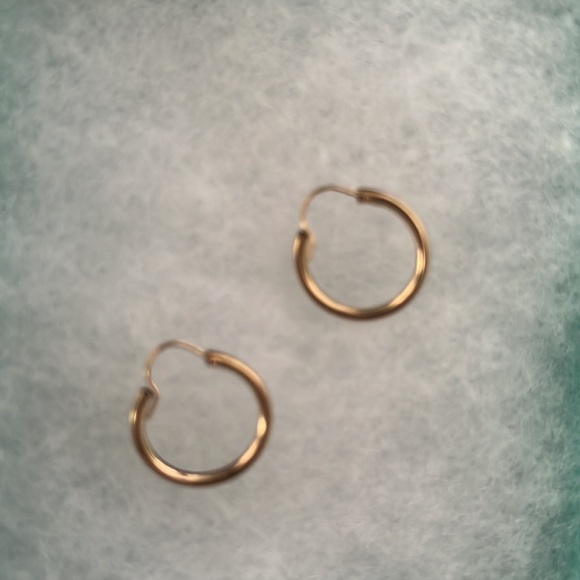 Small 14K gold hoop earrings - Picture 2 of 4